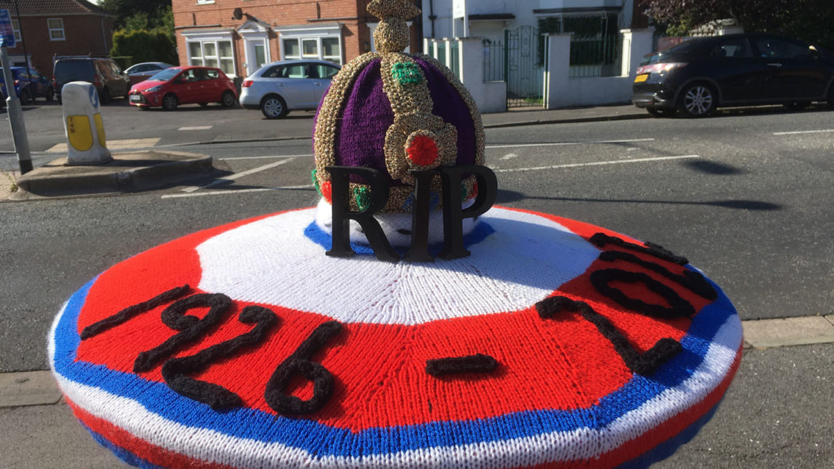 Knitted postbox topper with crown and RIP